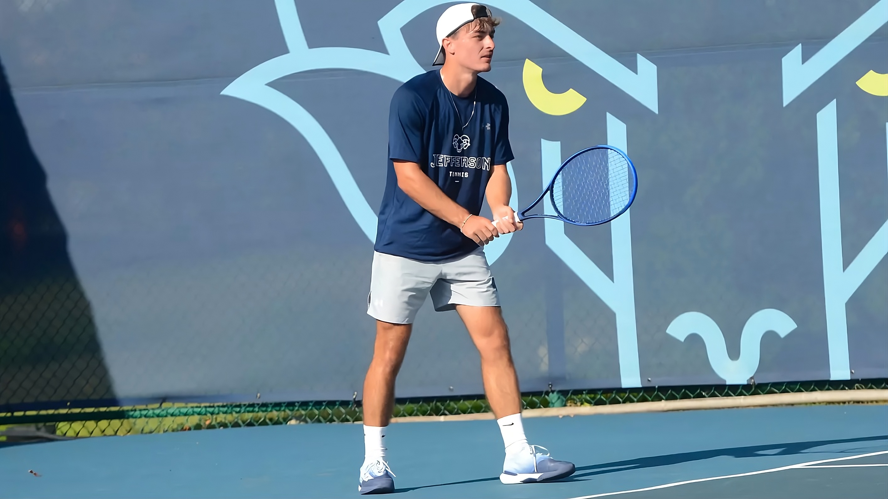 Quentin Duvinage sur un court de tennis